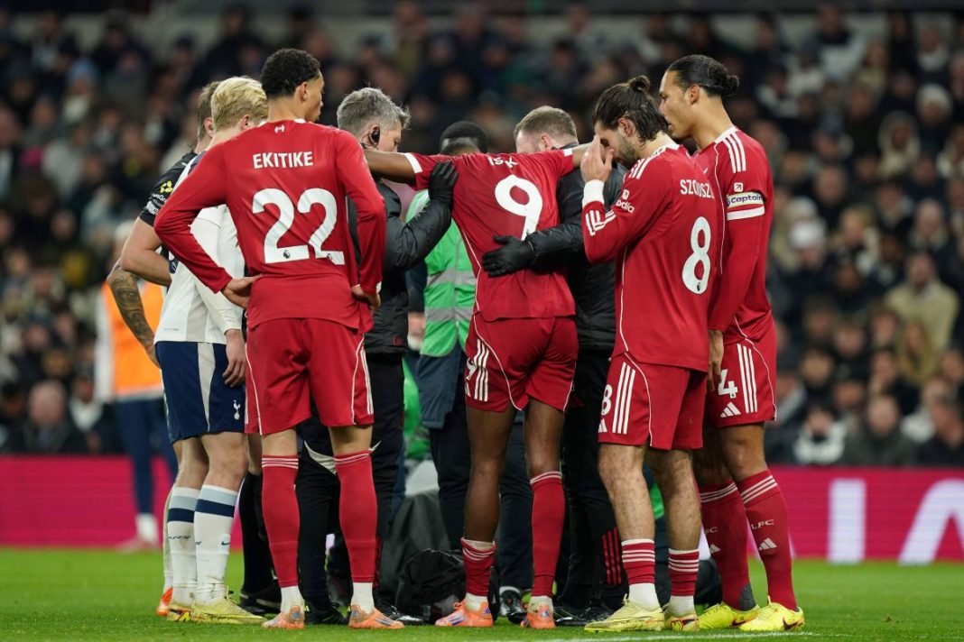 Piłkarze Liverpoolu w kółeczku.