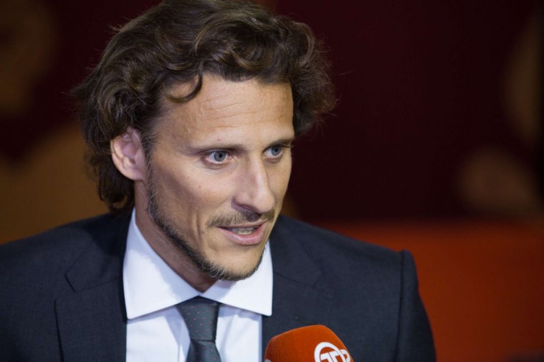 Diego Forlan w garniturze.