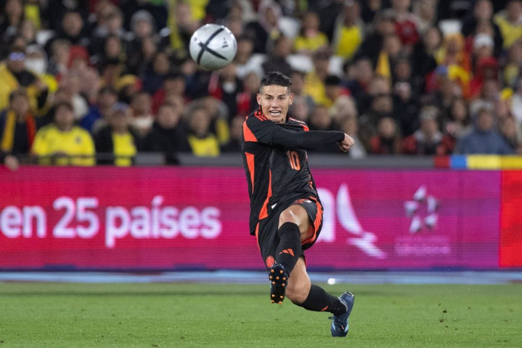 James Rodriguez w oddający strzał w barwach Kolumbii.