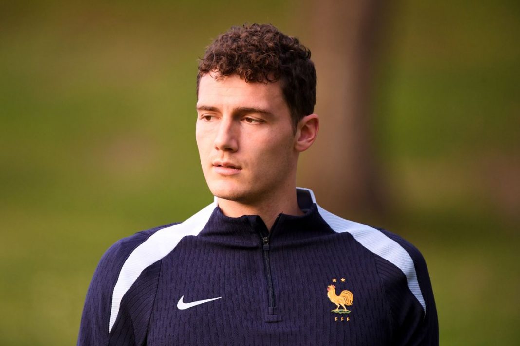 Benjamin Pvard w bluzie reprezentacji Francji.