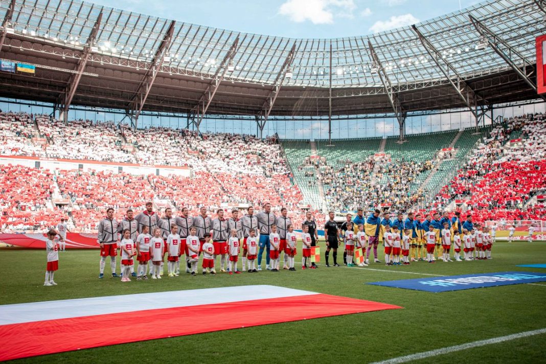 Reprezentanci Polski i Ukrainy w trakcie odgrywania hymnów przed meczem.
