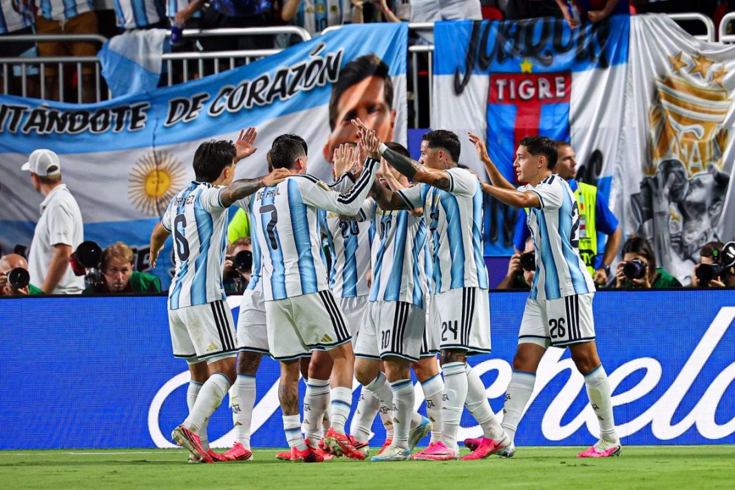 Radość piłkarzy reprezentacji Argentyny.