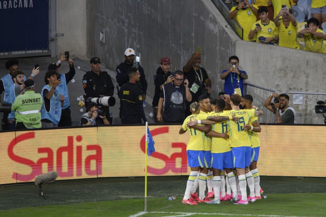 Radość piłkarzy reprezentacji Brazylii.