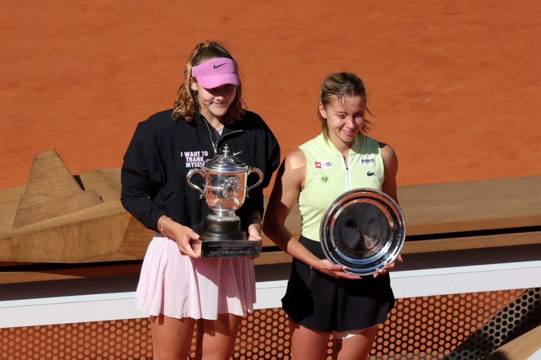Maja Chwalińska i Mirra Andriejewa z trofeami po finale Roland Garros.