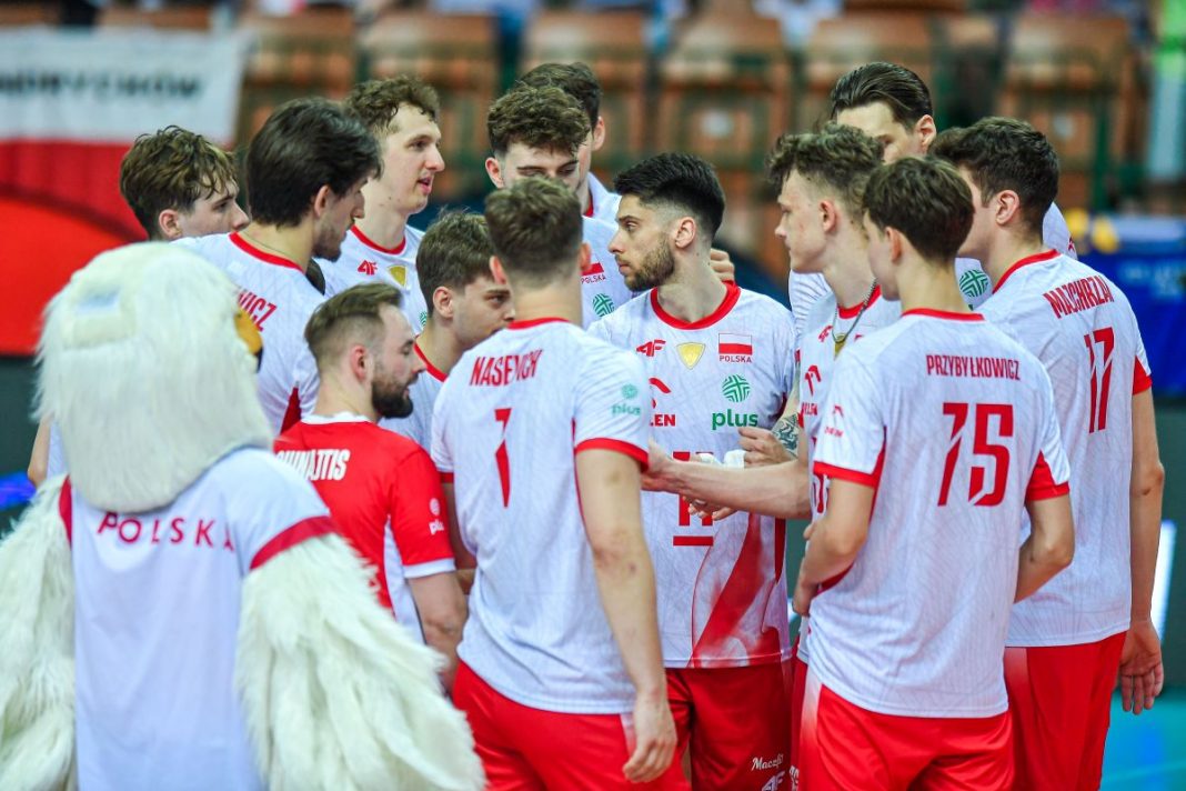 Siatkarze reprezentacji Polski w kółeczku na przerwie w trakcie meczu.