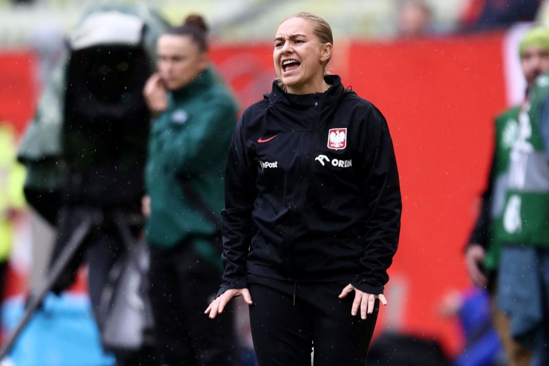 Nina Patalon udzielająca wskazówek piłkarkom reprezentacji Polski.