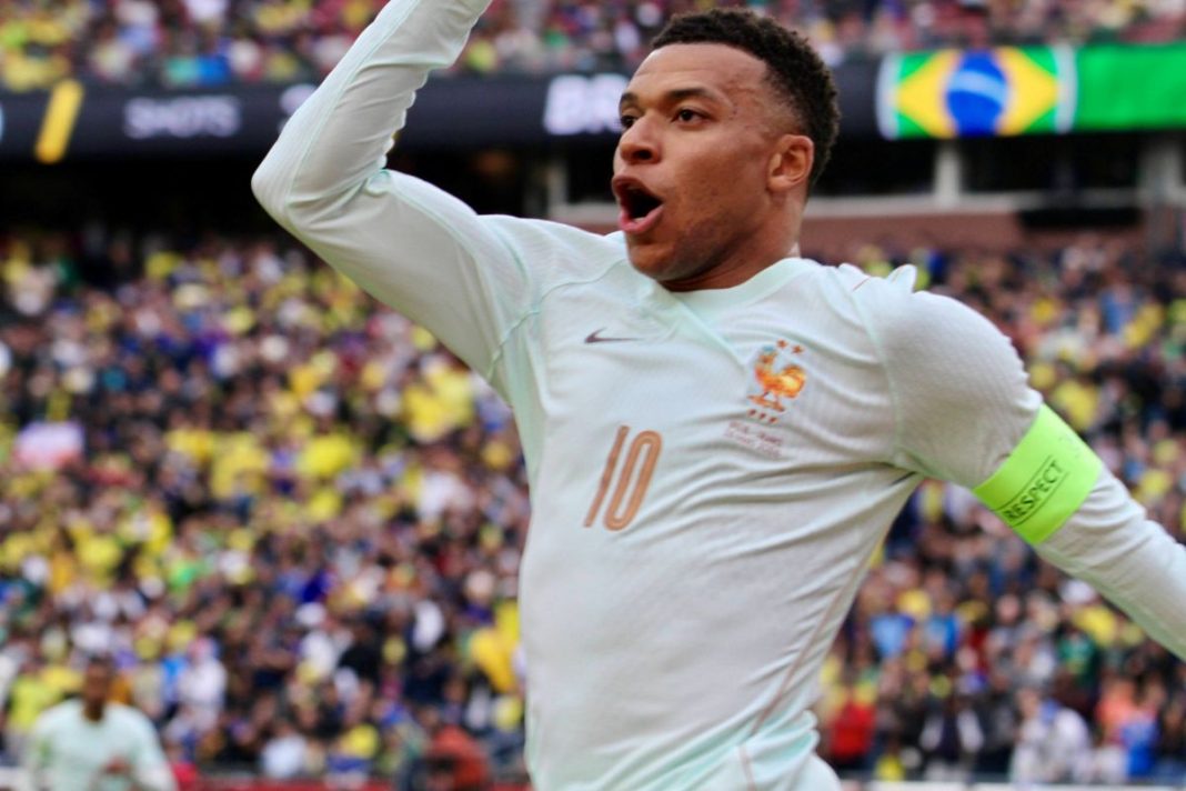 RadośćKyliana Mbappe w koszulce reprezentacji Francji.