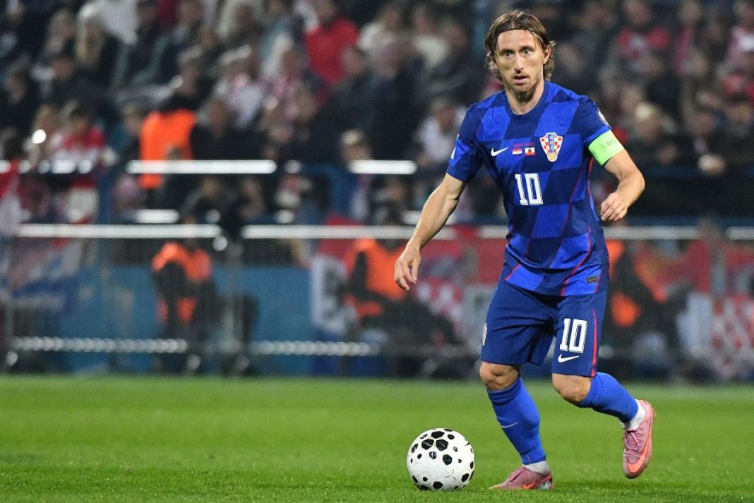 Luka Modrić przy piłce w meczu reprezentacji Chorwacji.