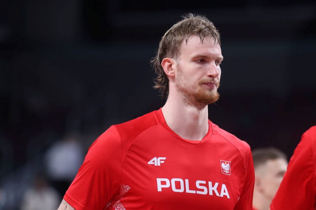 Aleksander Balcerowski w koszulce rozgrzewkowej reprezentacji Polski.