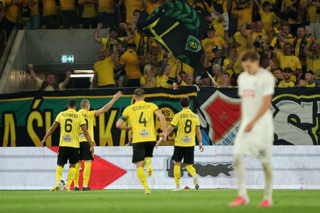 Radość piłkarzy GKS Katowice po strzeleniu gola Żylinie.