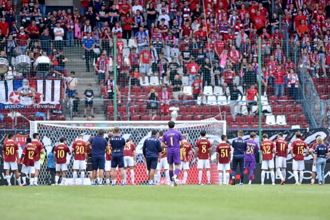 Piłkarze Wisły Kraków dziękują kibicom za doping.