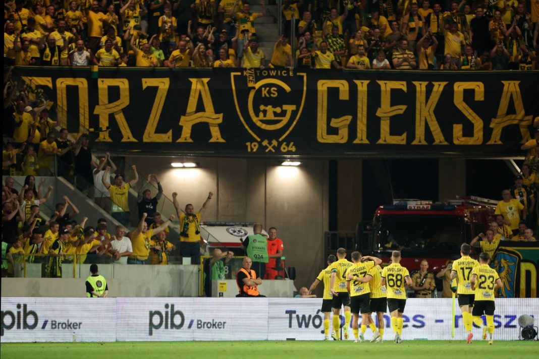 Radość piłkarzy GKS Katowice po strzeleniu gola.