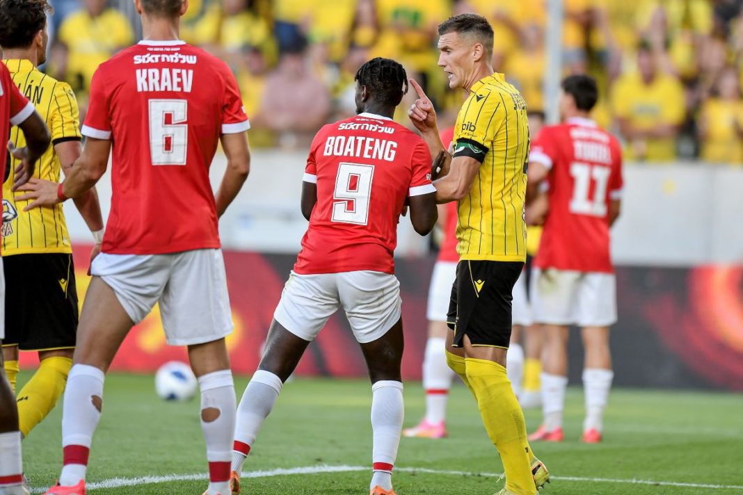 Arkadiusz Jędrych walczący o pozycję z graczem Hapoelu.