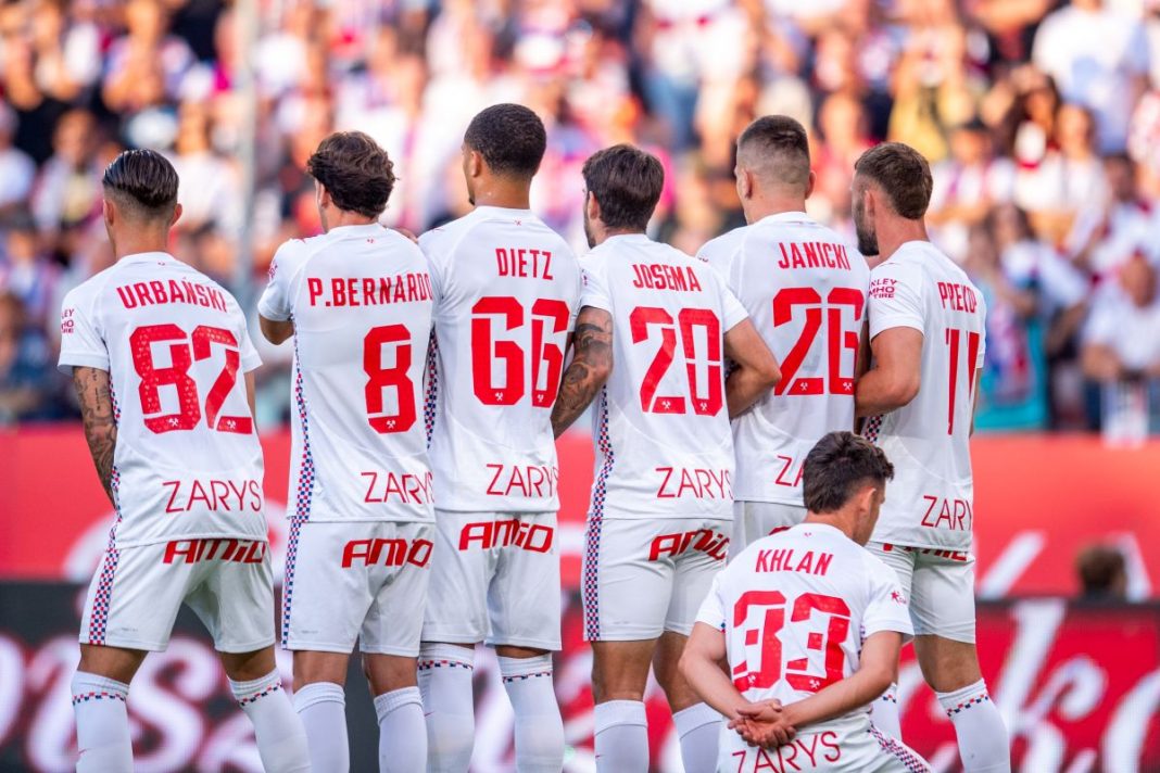 Piłkarze Górnika Zabrze w murze przed rzutem wolnym.
