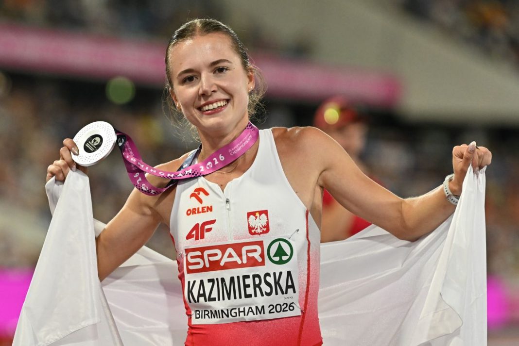 Klaudia Kazimierska ze srebrnym medalem mistrzostw Europy i polską flagą.