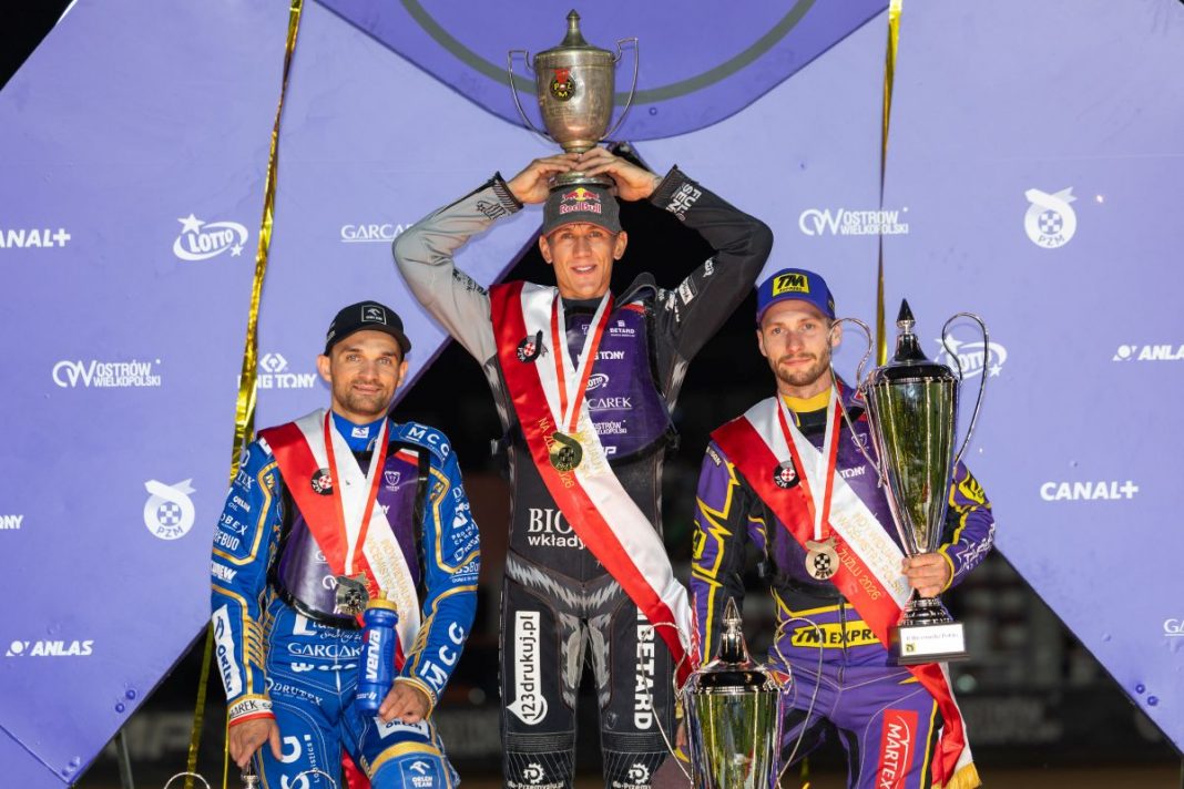 Maciej Janowski, Bartosz Zmarzlik i Kacper Woryna na podium IMP.