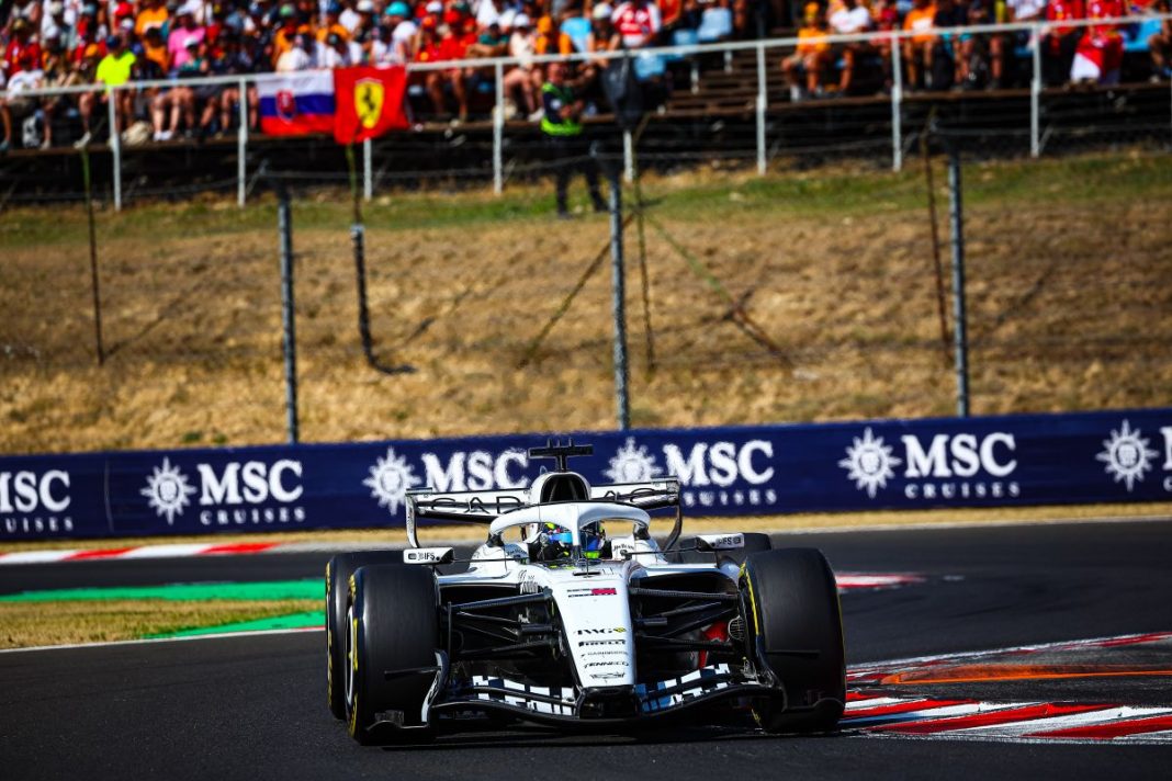 Bolid Cadillac Ferrari F1 w trakcie wyścigu F1.