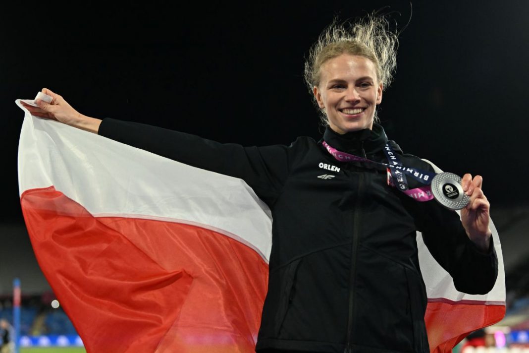 Maria Żodzik ze srebrnym medalem mistrzostw Europy i polską flagą.