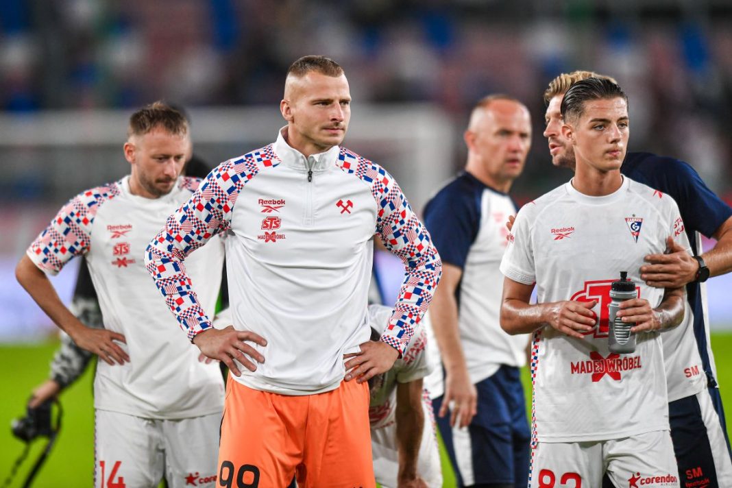 Piłkarze Górnika dziękujący kibicom za doping po porażce z Monaco.