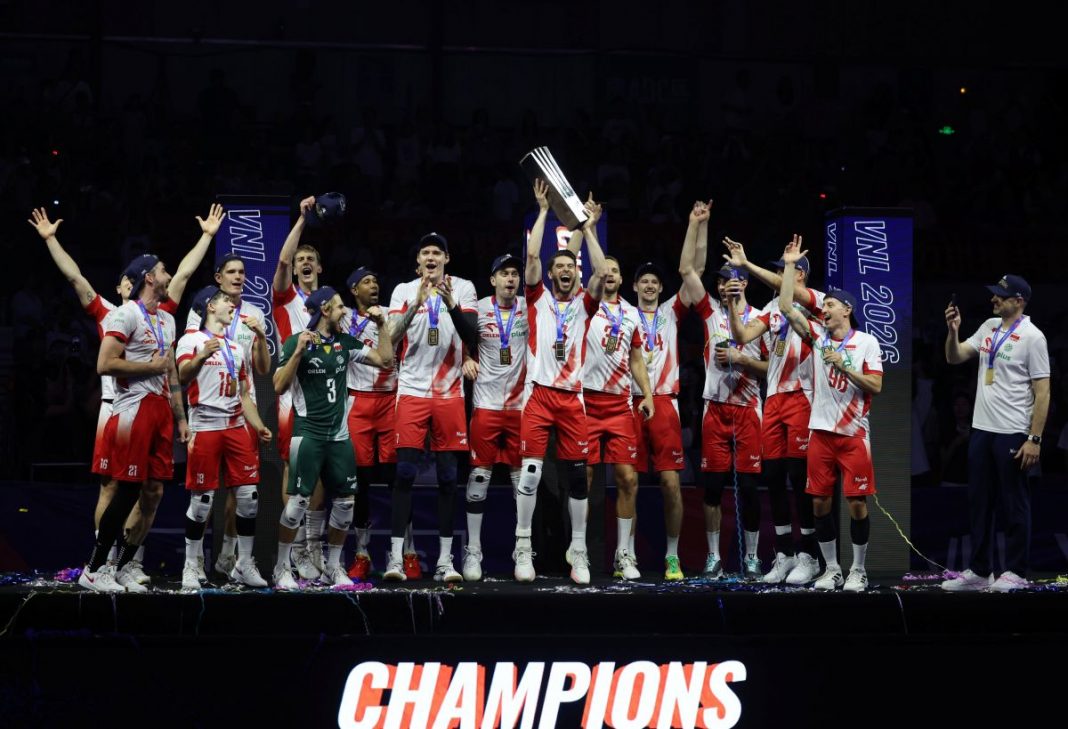 Polacy z medalami i trofeum za wygraną w Lidze Narodów.