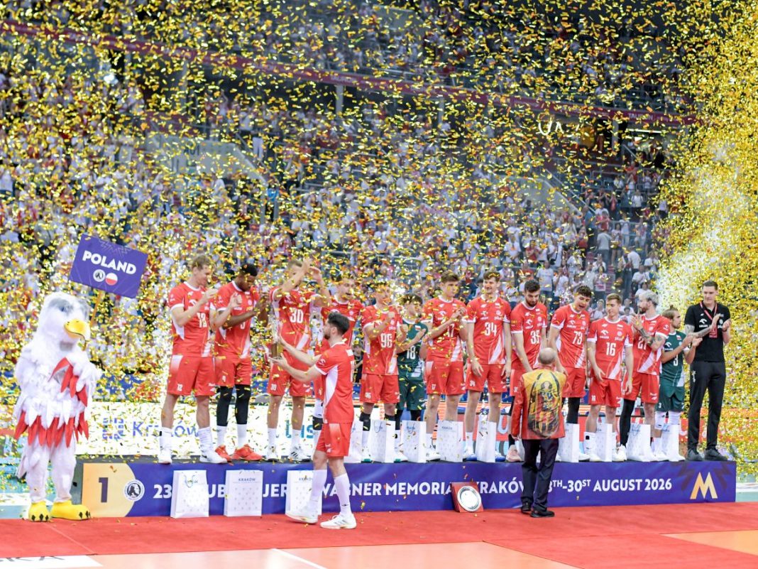 Polscy siatkarze na ceremonii z trofeum za wygranie Memoriału Huberta Wagnera.