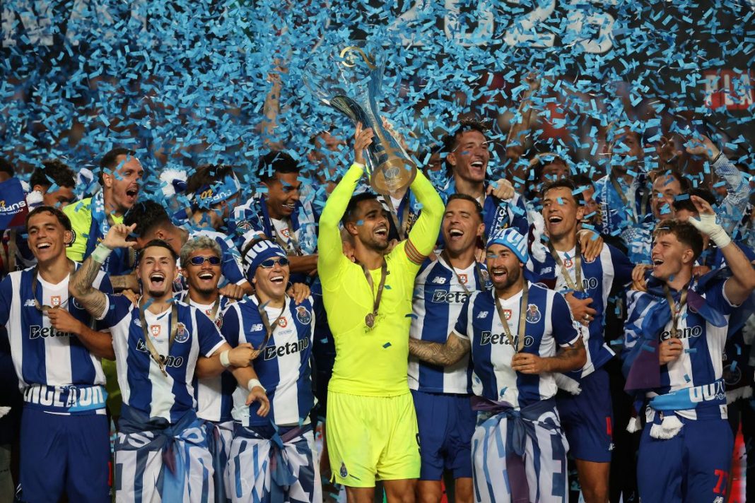 Piłkarze Porto z trofeum za Superpuchar Portugalii.