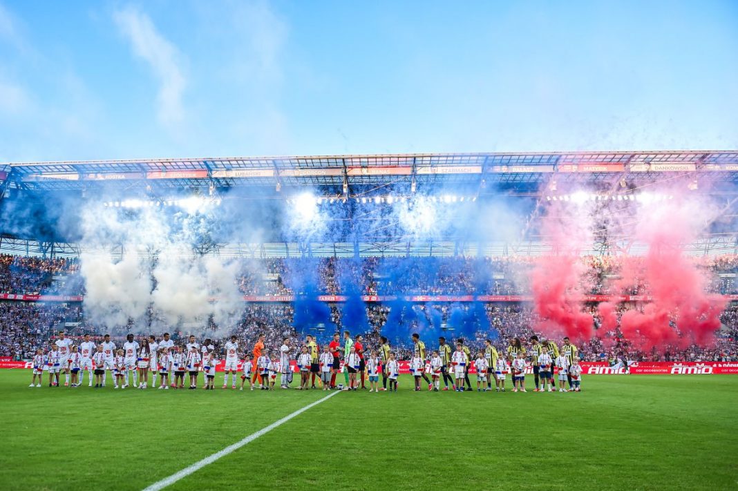 Piłkarze Górnika i Fenerbahce przed meczem.