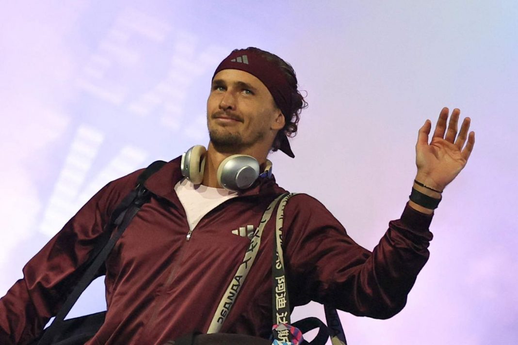 Alexander Zverev pozdrawiający kibiców.