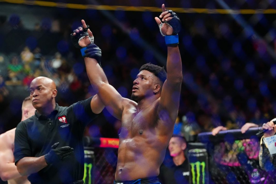 Alonzo Menifield po ogłoszeniu jego wygranej w UFC.