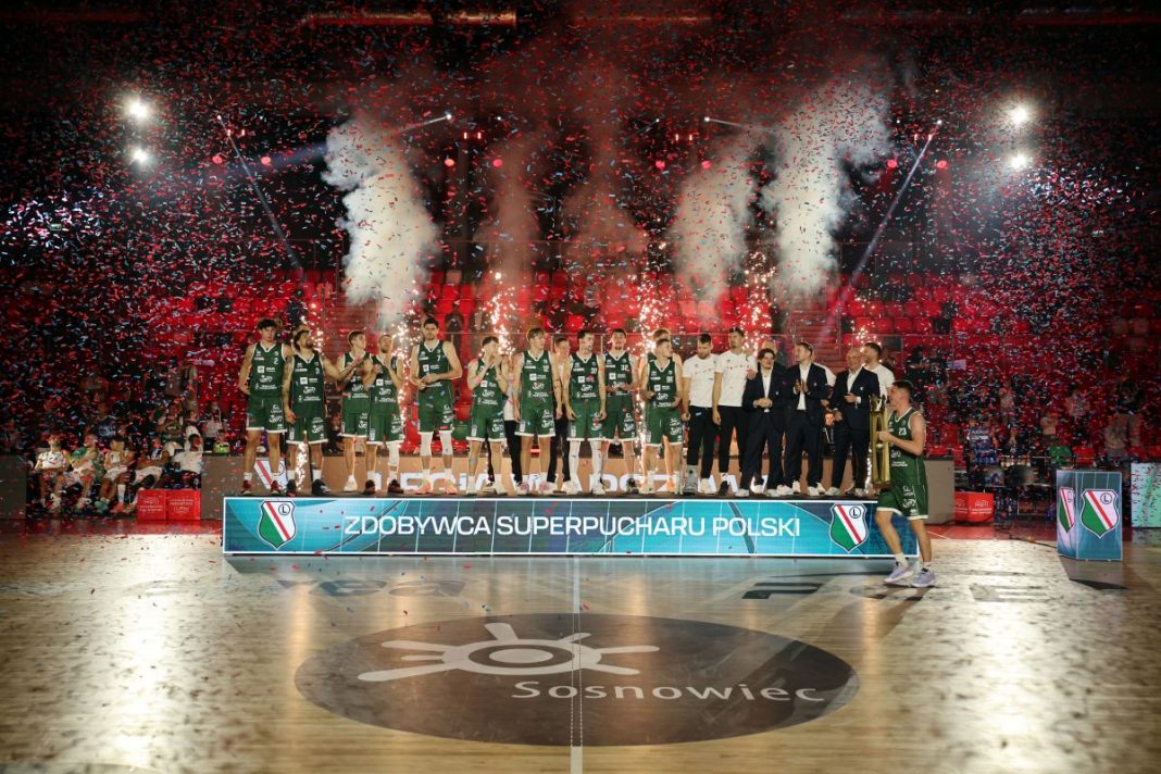 Koszykarze Legii Warszawa podczas ceremonii wręczenia trofeum Superpucharu Polski.