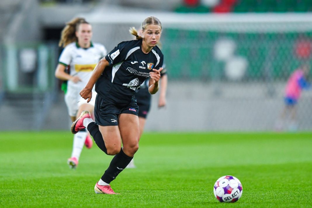 Zofia Burzan przy piłce w meczu z OH Leuven.