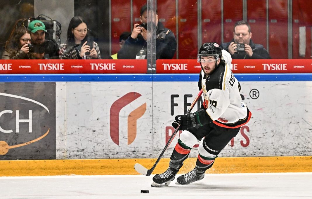 Alan Łyszczarczyk w barwach GKS Tychy w trakcie meczu.
