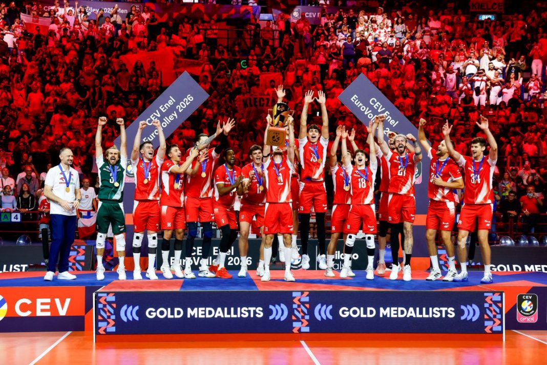 Polacy w trofeum i medalami za mistrzostwo Europy na ceremonii medalowej.