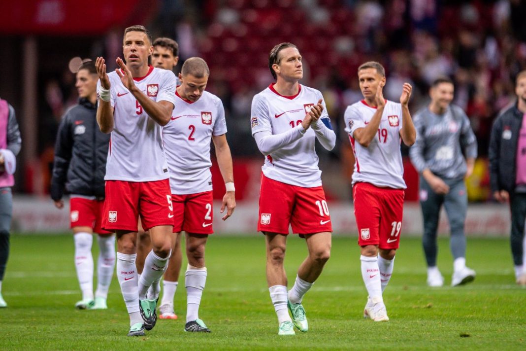 Reprezentanci Polski dziękujący kibicom po meczu z Bośnią i Hercegowiną.