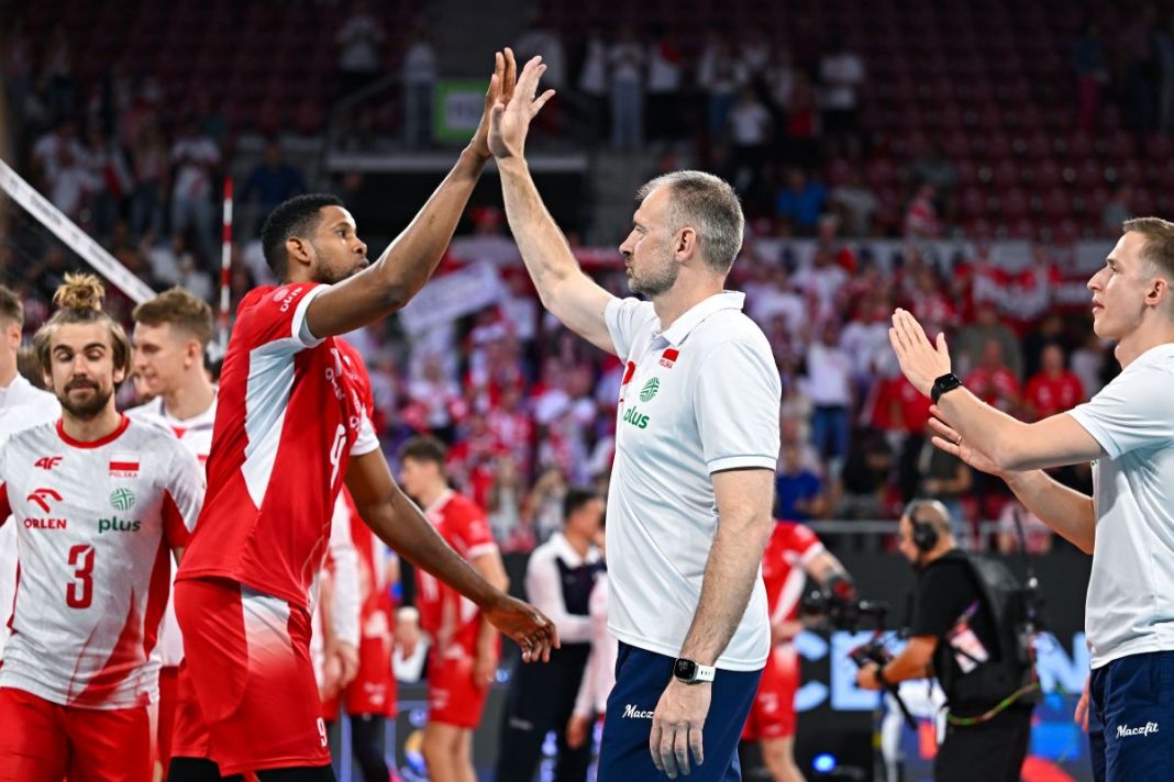 Nikola Grbić i Wilfredo Leon przybijający piątkę po udanej akcji.