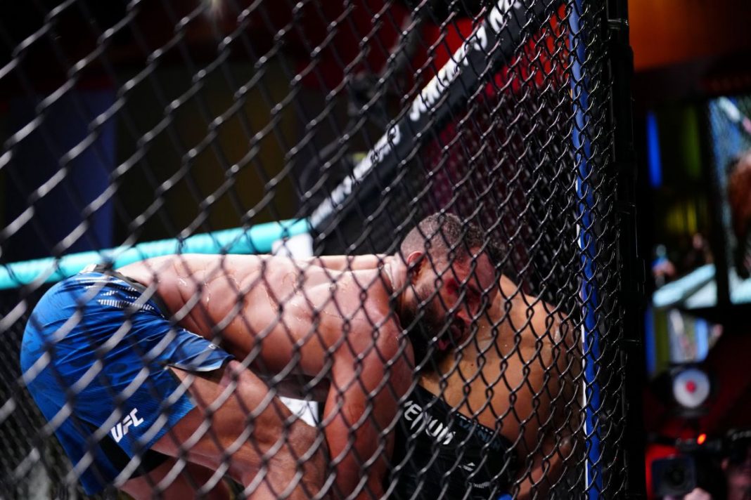 Walka MMA przy siatce.