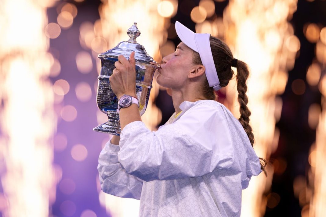 Jelena Rybakina z trofeum za wygranie US Open.