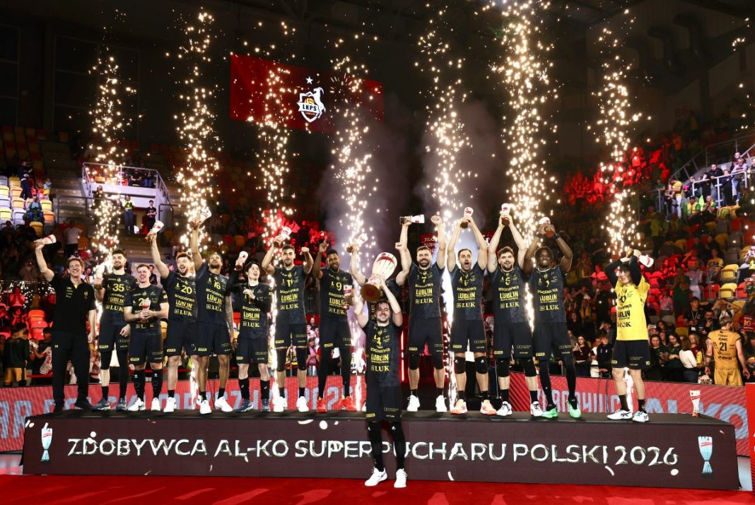 Siatkarze Bogdanki LUK Lublin z trofeum Superpucharu Polski.