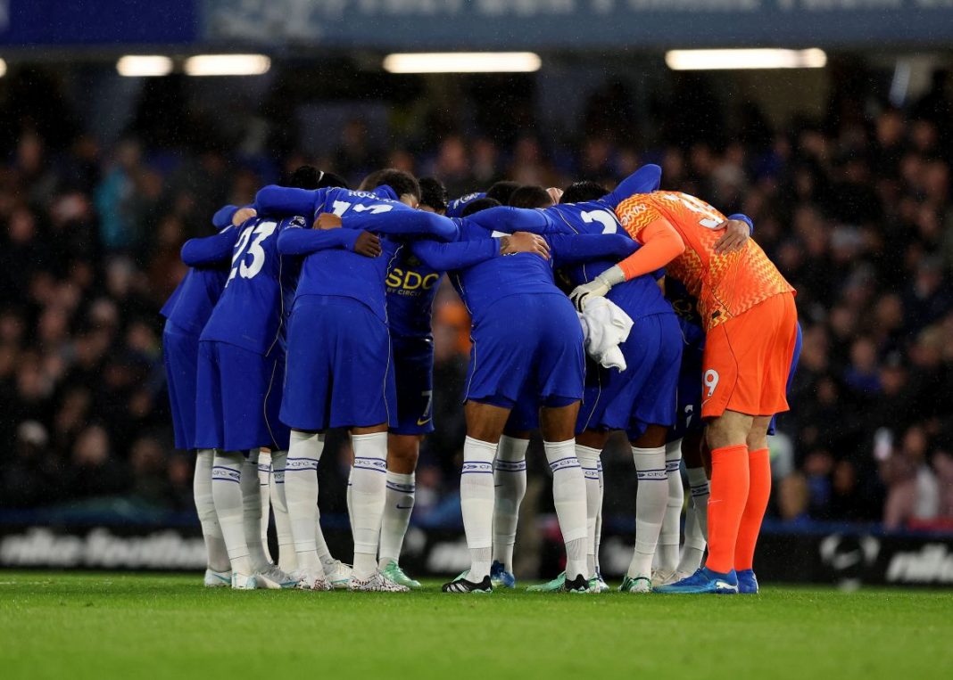 Piłkarze Chelsea w kółku przed meczem.