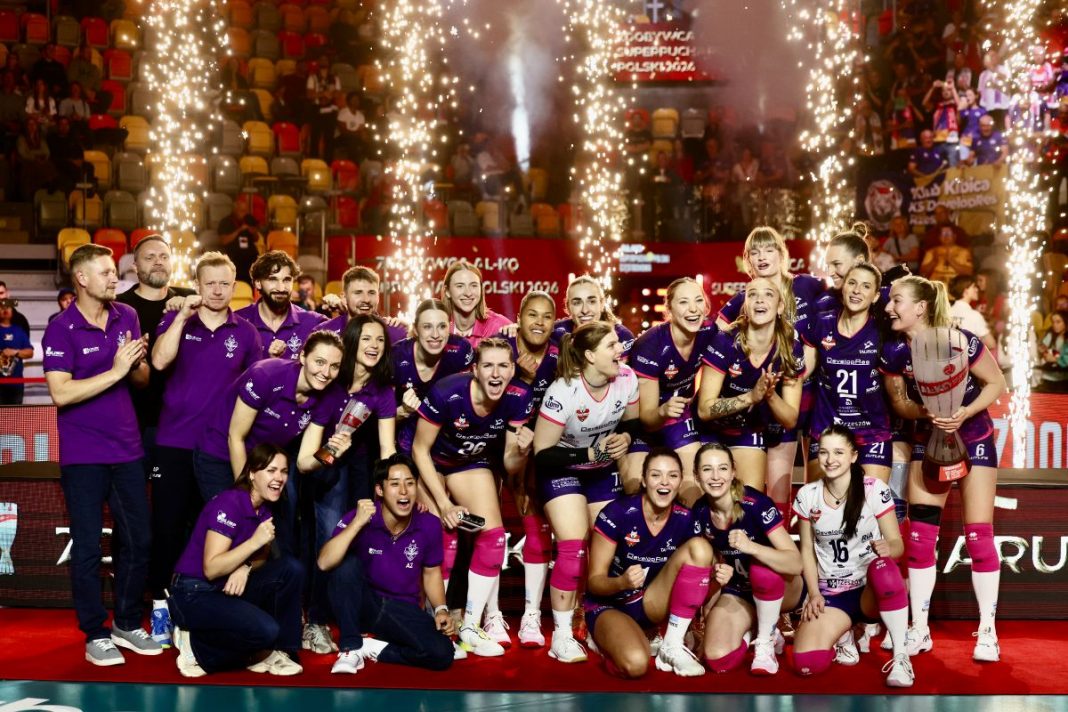 Siatkarki DevelopResu Rzeszów z trofeum Superpucharu Polski.