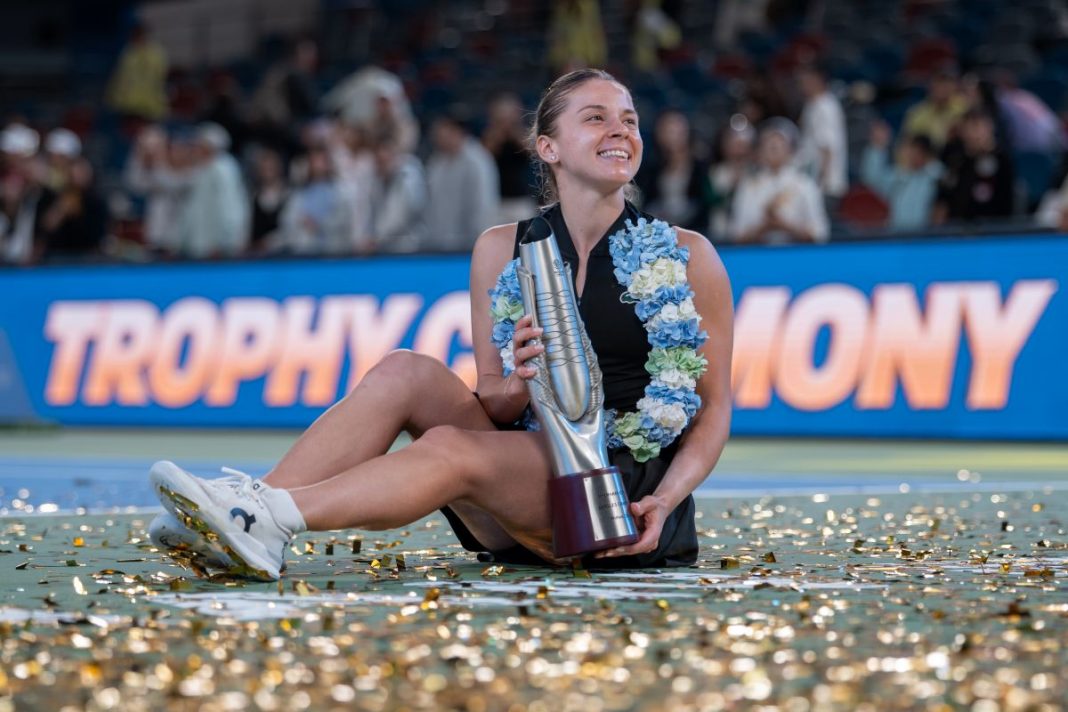 Maja Chwalińska z trofeum za wygranie turnieju Wuhan Open 2026.