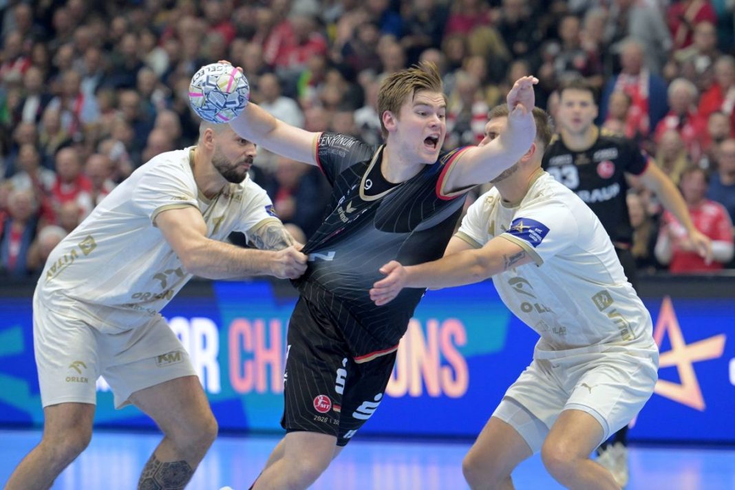 Zawodnicy Orlen Wisły Płock powstrzymują gracza Melsungen.