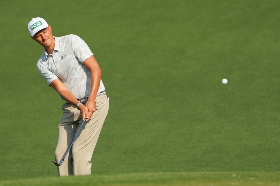 Adrian Meronk w trakcie uderzenia na polu golfowym.