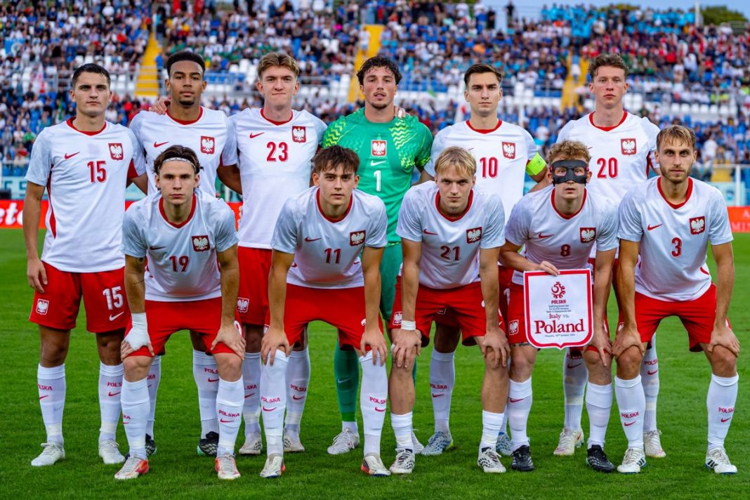 Reprezentanci Polski U-21 na pamiątkowym zdjęciu przed meczem.