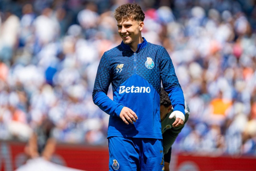 Oskar Pietuszewski w bluzie FC Porto.