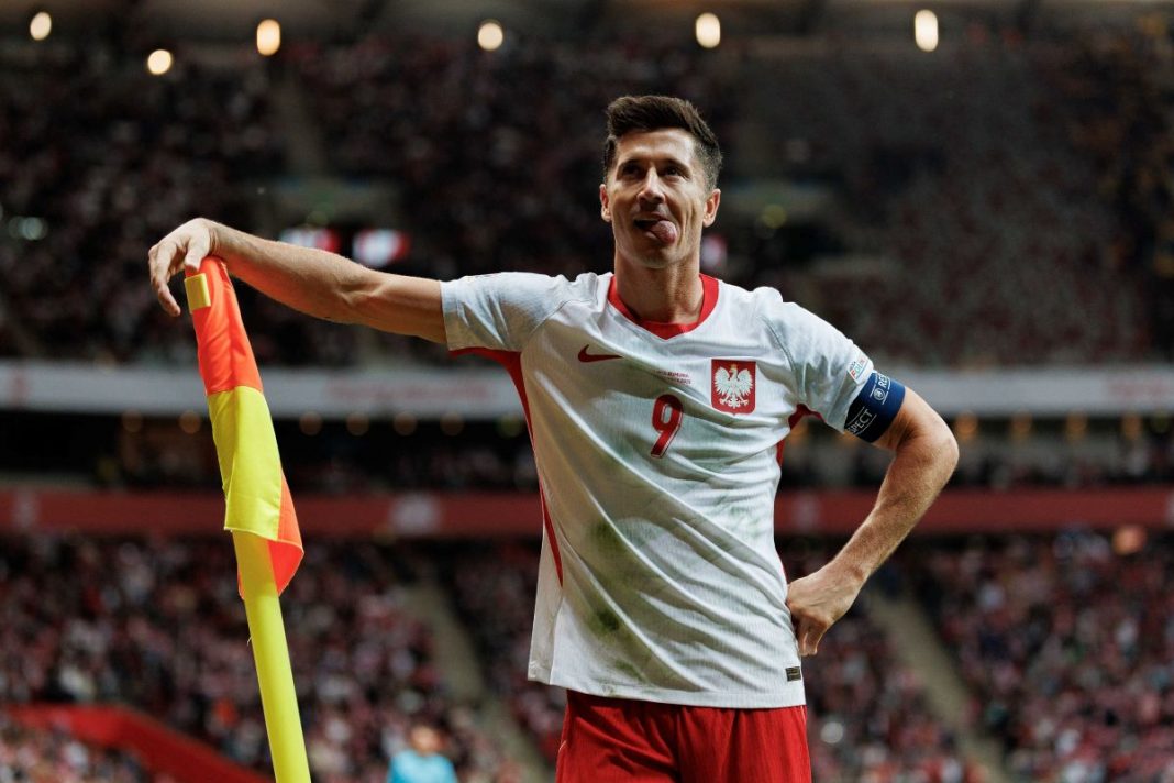 Robert Lewandowski celebrujący gola przy narożniku boiska.