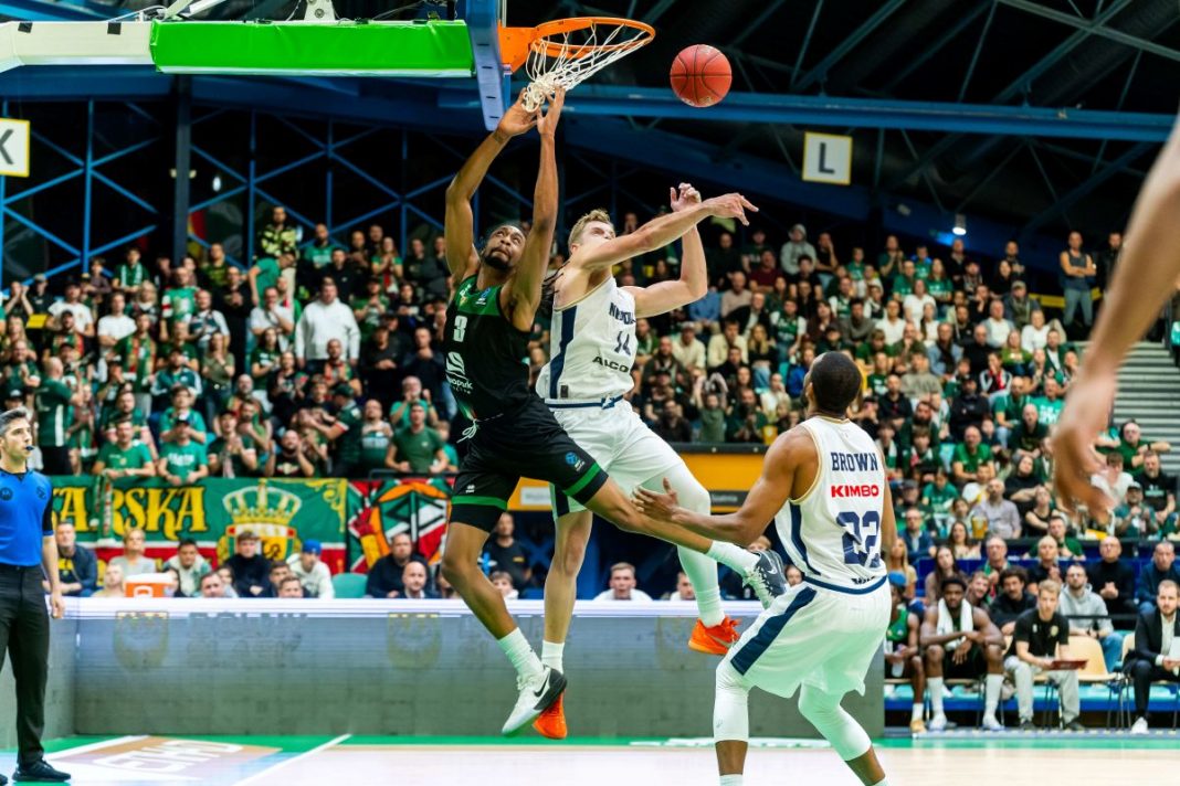 Walka pod koszem w meczu Śląsk Wrocław - Napoli Basketball.