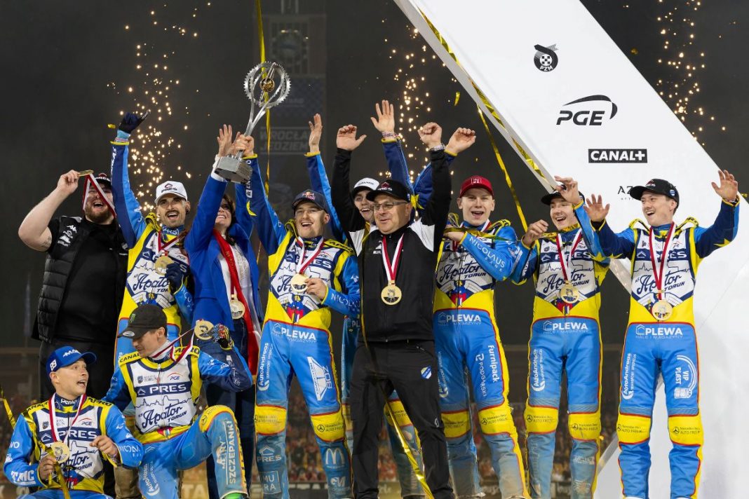 Zawodnicy PRES Grupa Deweloperska Toruń z trofeum za triumf w PGE Ekstralidze.