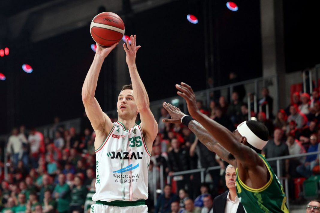 Jakub Nizioł oddający rzut w meczu Śląska Wrocław.
