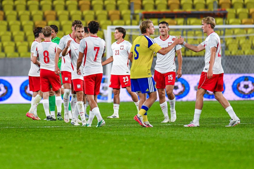 Reprezentanci Polsku U-21 dziękują Szwedom po meczu.